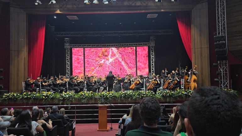 La presentación de la OFAP, en la Gala Orquestal Binacional por los 202 años independencia de Brasil reunió a paraguayos y brasileños en el centro cultural Mangoré, de Ciudad del Este.