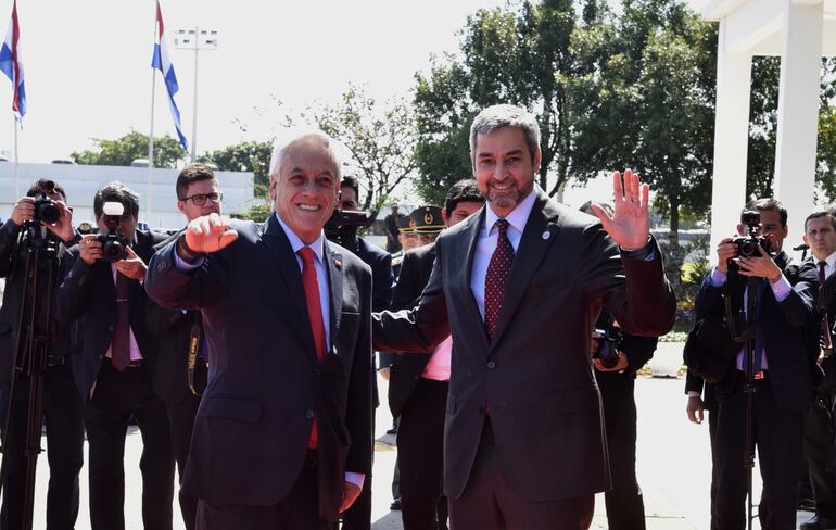 El presidente  de Chile,  Sebastián Piñera (izq.), acompañado de su colega paraguayo, Mario Abdo Benítez,  en  la mañana de ayer en el espigón presidencial del Silvio Pettirossi.