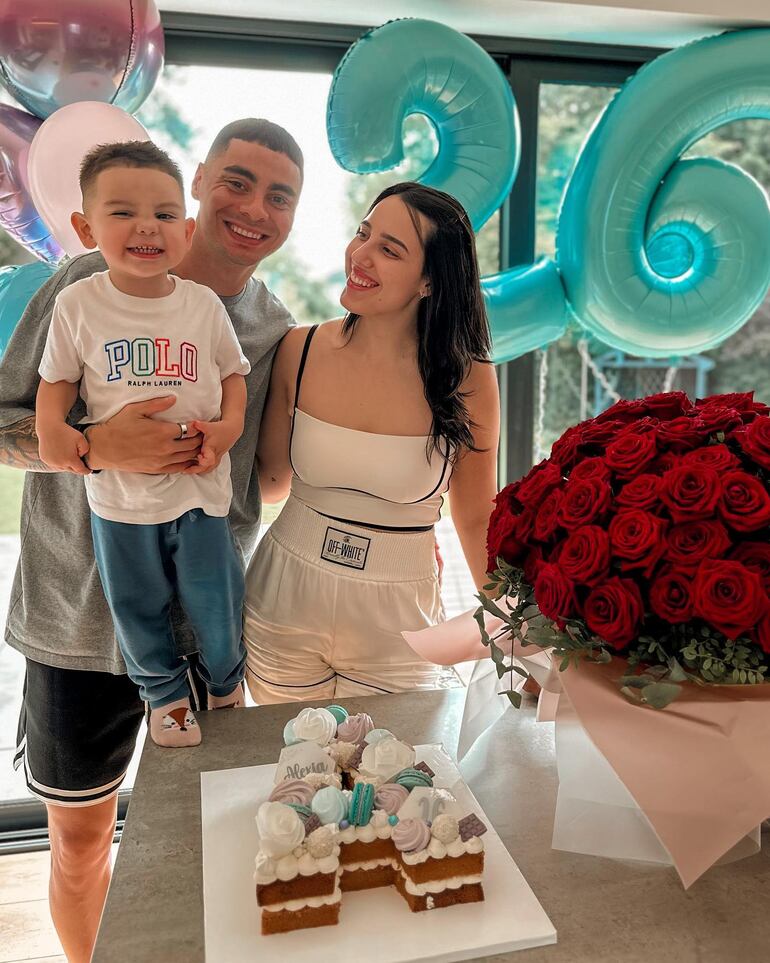 Familia completa. Miguel Almirón, Francesco y Alexia Notto posan felices con la torta de cumpleaños. (Instagram/Alexia Notto)