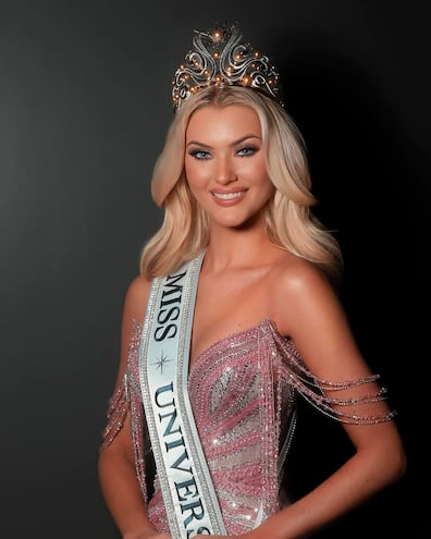 Miss Universo 2024 Victoria Kjaer Theilvig coronada en la ciudad de México.