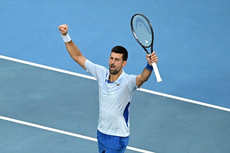 El serbio Novak Djokovic celebra un triunfo en los cuartos de final del Abierto de Australia.  
