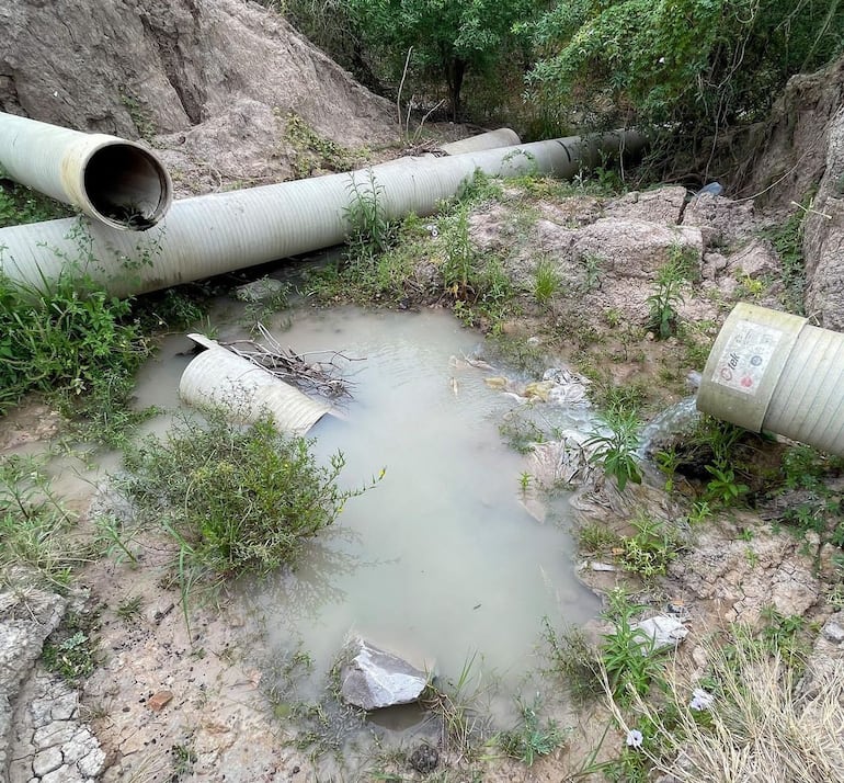 La Fase 1 tuvo varias etapas; la primera consistió en la construcción de la planta de captación y de tratamiento del agua a orillas del río Paraguay en Puerto Casado (Alto Paraguay). En la imagen caños rotos por la presión del agua.