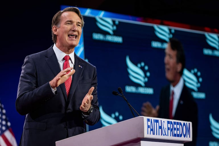 El gobernador de Virginia, Glenn Youngkin, habla durante la Conferencia Política del Camino hacia la Mayoría de la Coalición Fe y Libertad en el Washington Hilton el 21 de junio de 2024 en Washington, DC. 