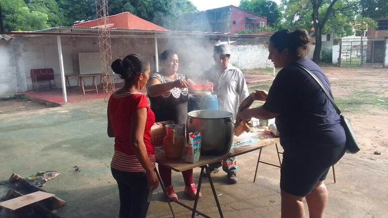 Desayuno solidario para afectados por el desborde de cauces hídricos en Limpio.