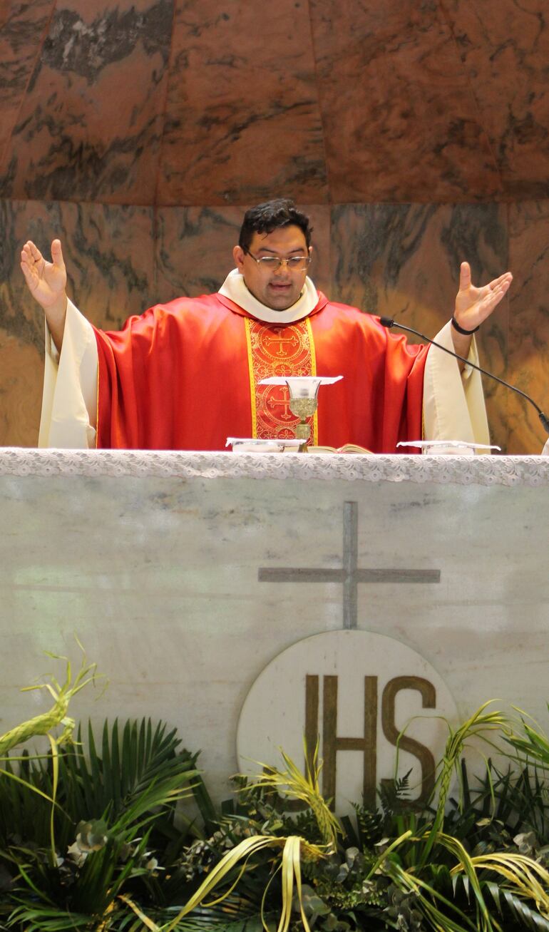 Padre Héctor Fariña Garcilazo, cura rector del santuario María Auxiliadora.