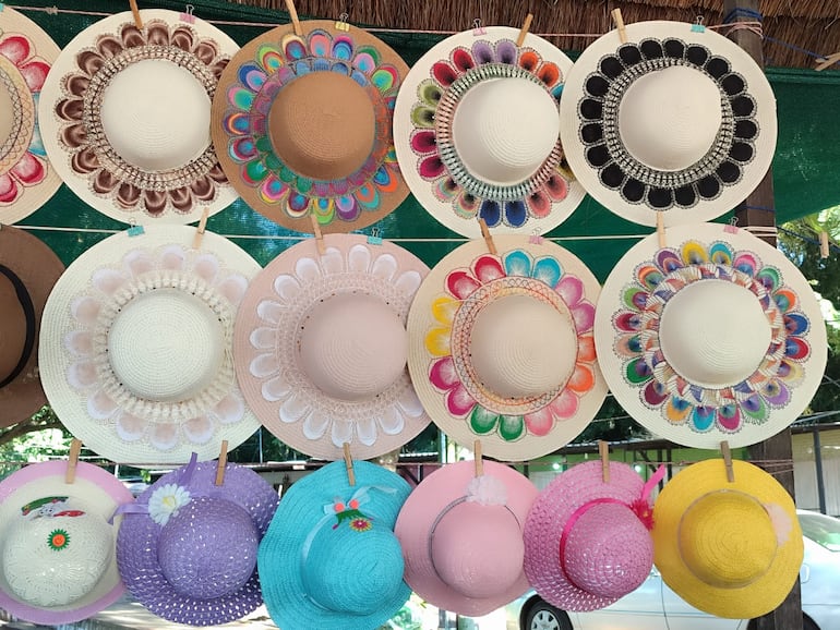 Los sombreros con diseños de ñandutí se pueden encontrar en varios colores y a muy buenos precios.