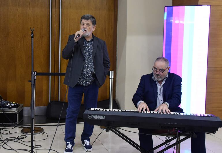 El cantante Ricardo Flecha y el maestro Óscar Fadlala interpretaron algunas guaranias en el hall de acceso del Centro de Convenciones de la Conmebol.