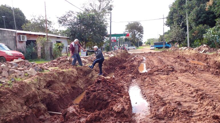 La calle del grupo de pobladores que quedó por debajo de lo que habitualmente tenían. Dicen que ahora transitar por la calle es peligroso.