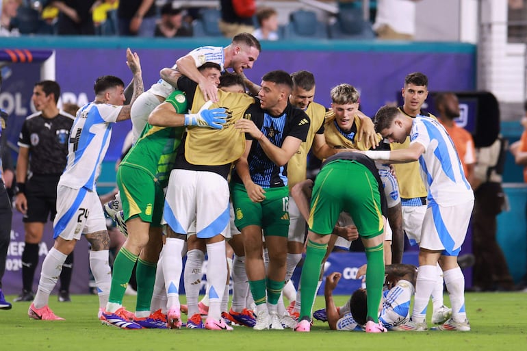 Los jugadores de la selección de Argentina celebran un gol en el partido frente a Colombia por la final de la Copa América 2024 en el estadio Hard Rock, en Miami, Estados Unidos. 