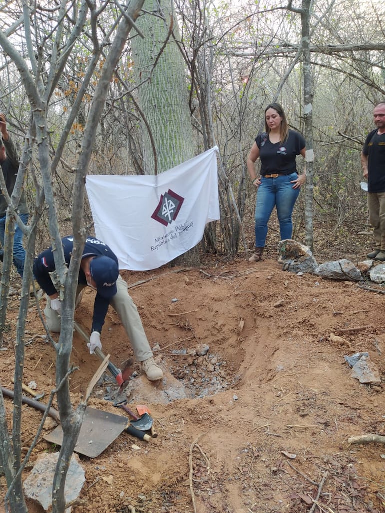 La fiscala Laura Ávalos dirige la recuperación de los restos del asesinado Juan Ramón Vera Franco, alias Jota, en el Chaco.