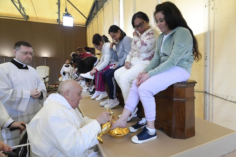 Reclusas que se mostraron muy emocionadas fueron protagonistas de la tradicional ceremonia del lavatorio de los pies.
