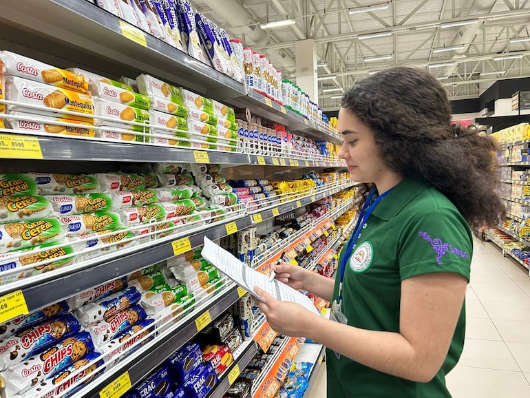 Una estudiante cuando recolectaba datos de los precios de los productos en un supermercado de Ciudad del Este.