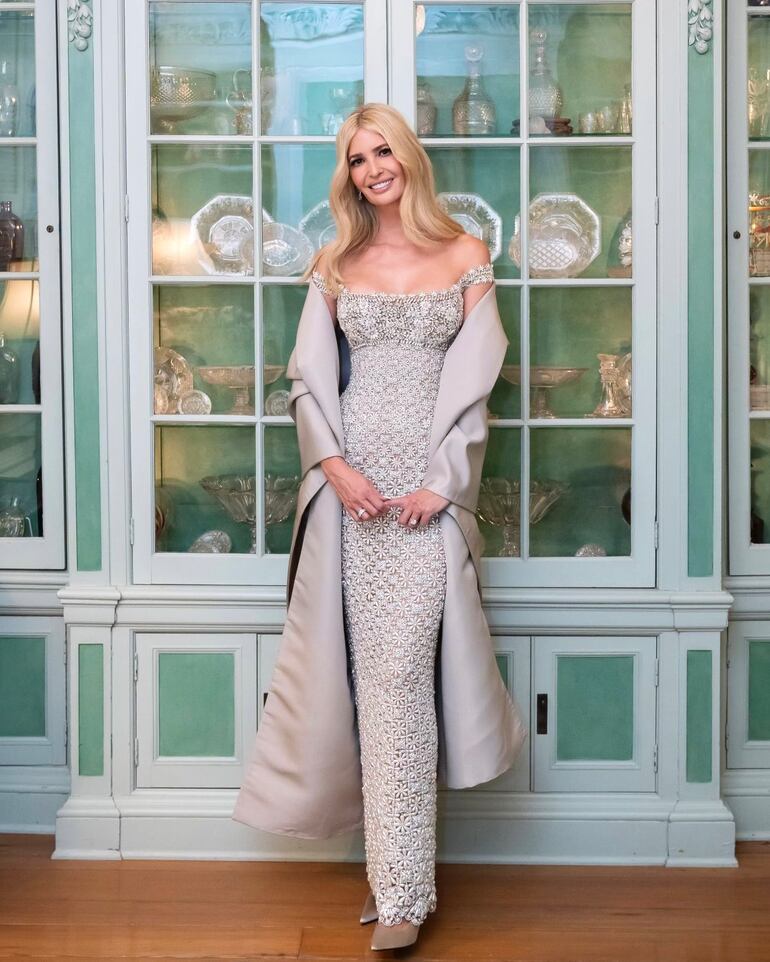 Ivanka Trump lució un vestido de talle imperio hecho a medida, con hombros descubiertos, bordado con flores de cristal y perlas y una estola plateada. (X/Óscar de la Renta)