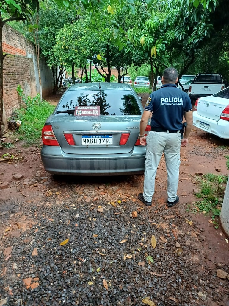 El automóvil Toyota Premio gris oscuro con chapa WXBU 179 en que se movilizaban los sindicados fue incautado durante el procedimiento.