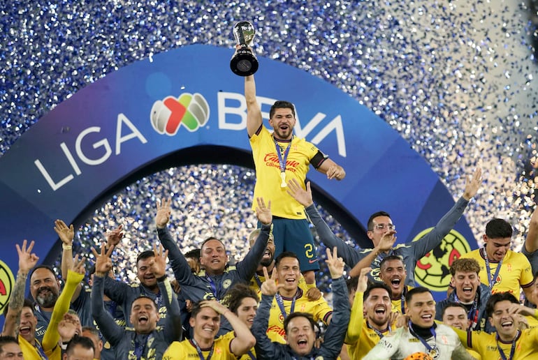 Los jugadores del América celebran con el trofeo de campeón la conquista del torneo Apertura 2024 de la Liga MX en el estadio BBVA, en el municipio de Guadalupe, en Nuevo León, México.