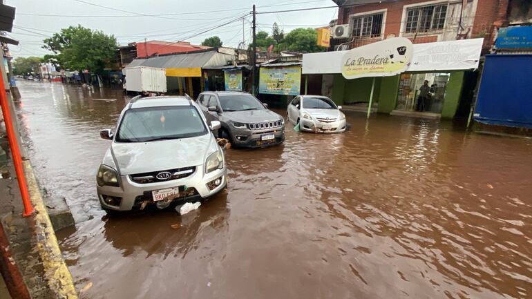 Vehículos dañados tras temporal en Luque.