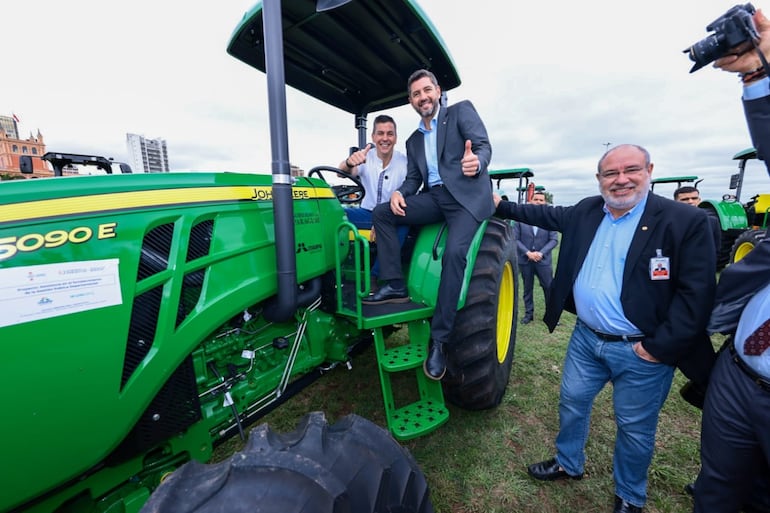 Santiago Peña, Pedro Alliana y el director paraguayo de Itaipú, Justo Zacarías Irún. Fue ayer en la explanada litoral del Palacio de López.