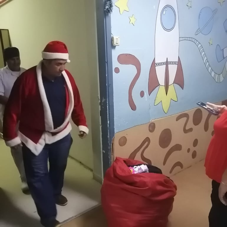 Cristian González cada año recorre los hospitales vestido de Papá Noel a repartir regalos.