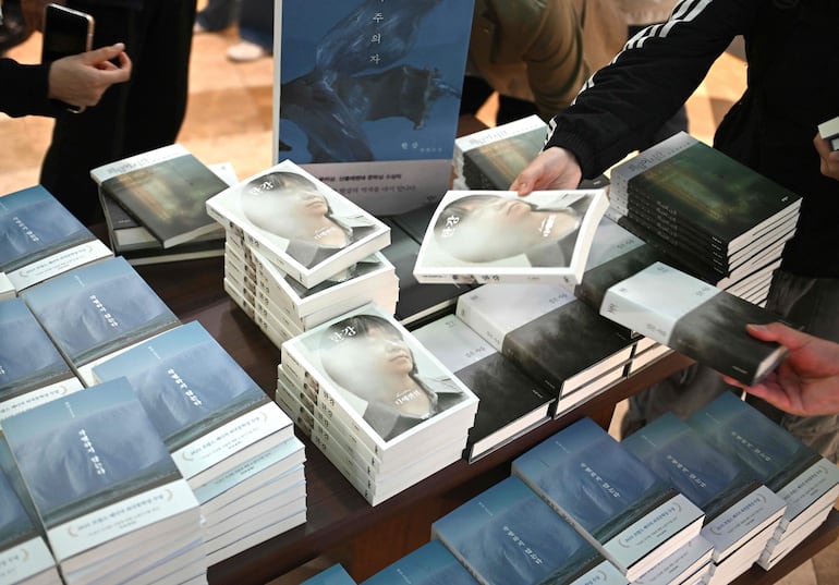 Los clientes de una librería en en Seúl compran ejemplares de libros de Han Kang, la ganadora del premio Nobel de Literatura 2024.