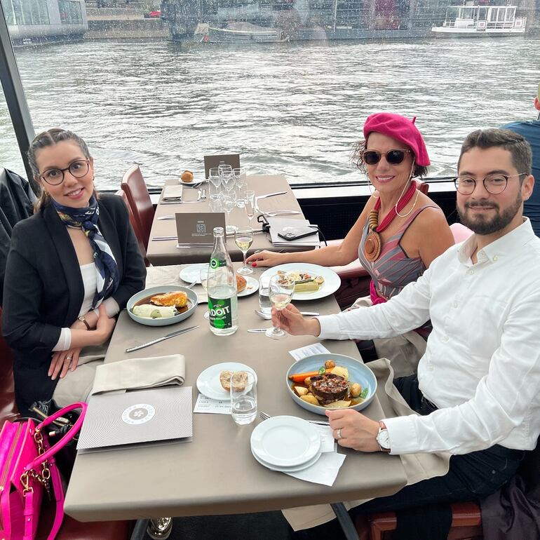 Nora Ruoti con Juan José Medina y Gabriela Rodríguez almorzando a orillas del río Sena. (Instagram/Nora Ruoti)