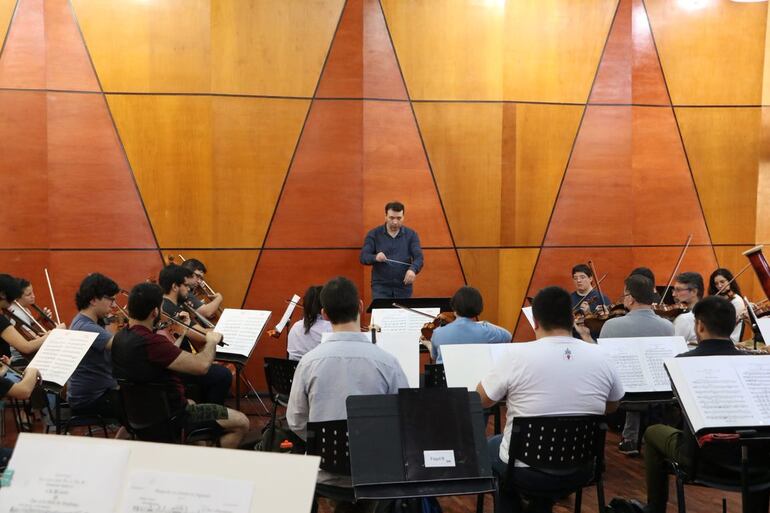 José Ariel Ramírez dirige a los músicos de la OSN durante uno de los ensayos para este concierto.