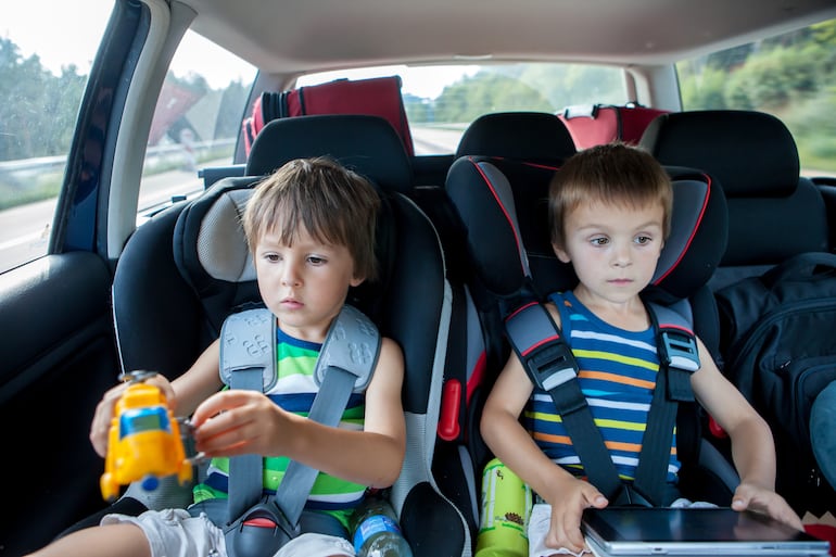 De acuerdo a su edad, los niños deben ir en las sillas de retención establecidas por la ley. No deben desabrocharse en todo el camino, al igual que los adultos con el cinturón de seguridad.