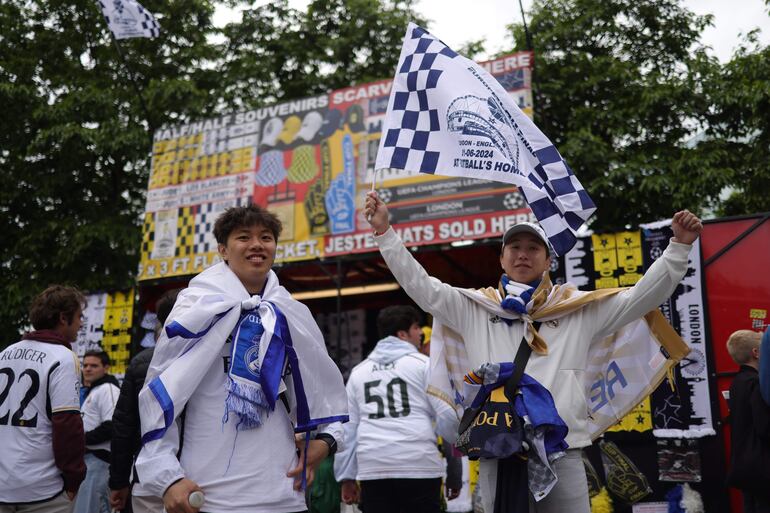 Los aficionados en los alrededores del estadio de Wembley antes de la final de la Champions League entre el Borussia Dortmund y el Real Madrid en Londres. 