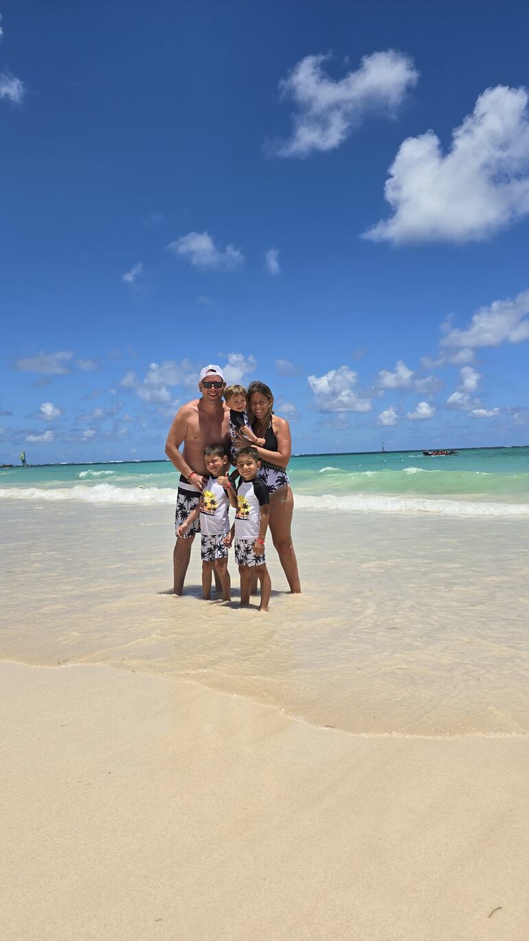 ¡Postal familiar! Denise Hutter con sus hijos Ignacio y Gastón, junto a su pareja Aldo Franco y su hijo Lucas. (Gentileza)