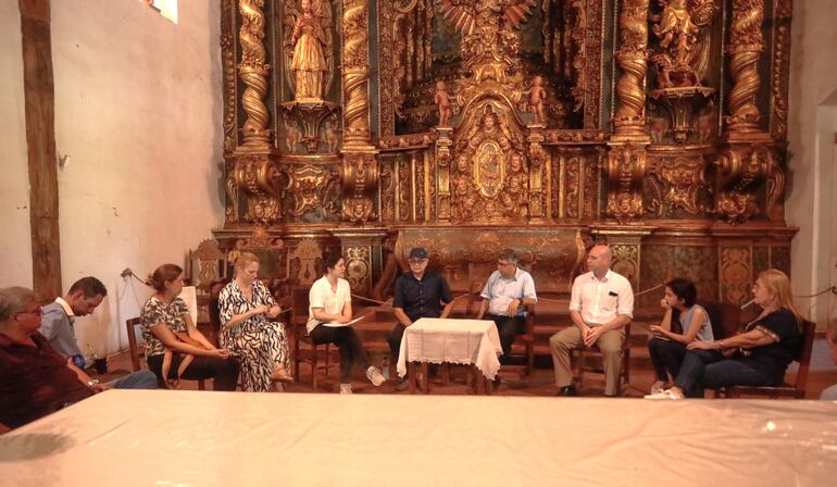 Reunión técnica de la Ministra Adriana Ortiz Semidei con autoridades eclesiásticas, municipales y defensores del patrimonio cultural de Yaguarón.