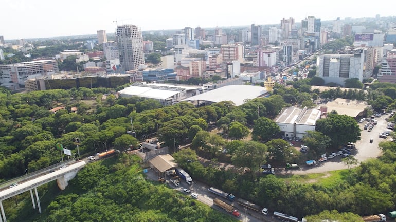 El  icónico Puente de la Amistad y la zona primaria donde se encuentran la Aduana y Migraciones   en el acceso a Ciudad del Este desde Brasil.