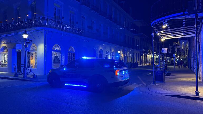 Fotografía de un vehículo de la Policía en el lugar donde se llevó a cabo un atentado de Año Nuevo, este miércoles en Nueva Orleans (Estados Unidos). El número de muertos por el atropello masivo en la madrugada de Año Nuevo en Nueva Orleans (Estados Unidos), considerado como un atentado terrorista por las autoridades, subió este miércoles de 10 a 15. EFE/ Octavio Guzmán