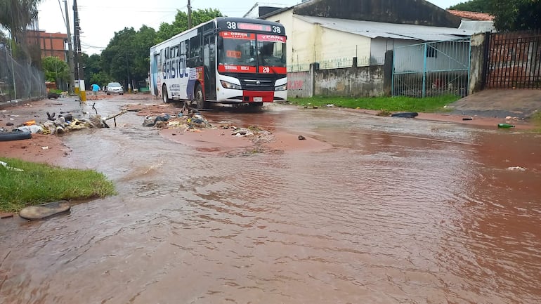 Desagües pluviales de San Antonio se encuentran colapsados. En los días de lluvia es un peligro mortal transitar por las rutas.