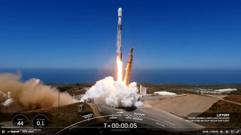 Captura de video de Space X donde se muestra el cohete Falcon 9, que lleva los 116 satélites espaciales a bordo, despegando de la base aérea de Vandenberg, en California, (EE.UU). Space X lanzó este viernes con éxito la misión de transporte compartido Transporter-11 con una variedad de 116 cargas útiles a bordo de diversas compañías, dos de ellas españolas, para aumentar la presencia al espacio de operadores de satélites pequeños.