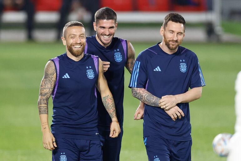 Los jugadores de la selección de Argentina (i-d) Alejandro "Papu" Gómez, Rodrigo de Paul y Lionel Messi participan en el entrenamiento del equipo nacional en Doha, Qatar.