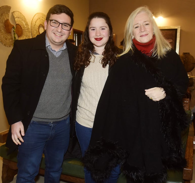 Carlos D´Oliveira, Giovanna Zaván y Deborah de Zaván.