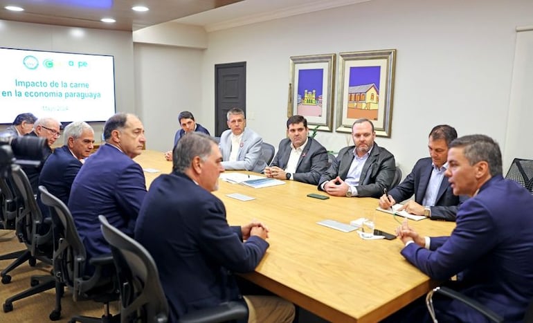 Los representantes de la Asociación Rural del Paraguay (ARP), Dr. Daniel Prieto Davey (Presidente), y el Dr. Mario Balmelli, Presidente de la Comisión de Carne, manifestaron al presidente Santiago Peña, la preocupación por la difícil situación que atraviesa el sector ganadero, en reunión este lunes 13, por la mañana.