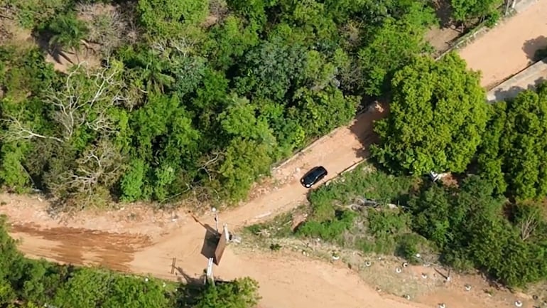 Vista aérea captada por un dron de la Dirección Nacional de Ingresos Tributarios (DNIT) en un operativo de control.