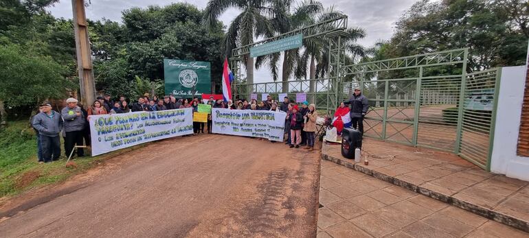 Alumnos, docentes y padres de familias se manifiestan cerrando el portón de acceso de la Facultad de Ciencias Agrarias de la Universidad Nacional de Asunción filial Santa Rosa, Misiones.