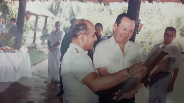 Coronel Giménez y el general Rodríguez cuando recibe el parte donde se le informa  la cantidad de oficiales presentes en la histórica noche del 2 y 3 de febrero.