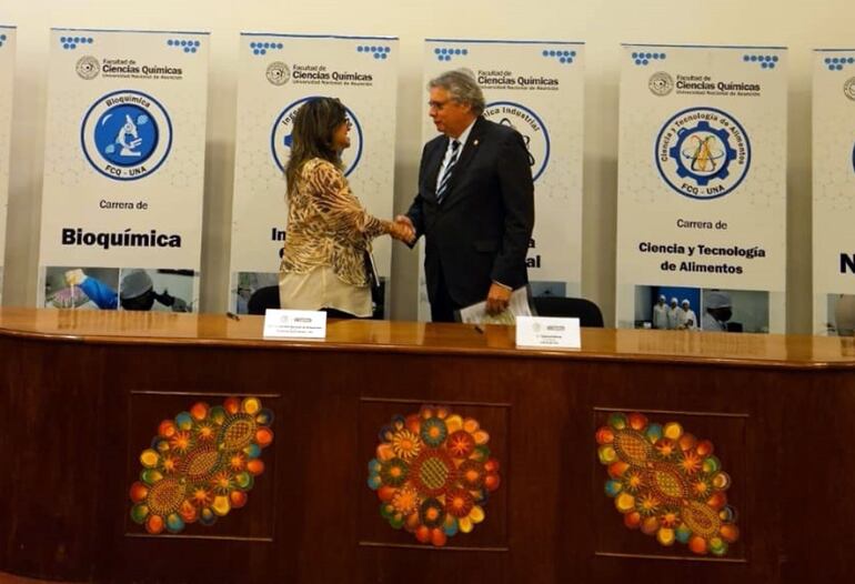 La decana de la FCQ-UNA, Prof. Lic. Cynthia Saucedo de Schupmann, y el director de Copalsa, Dr. Carlos Insfrán Micossi.