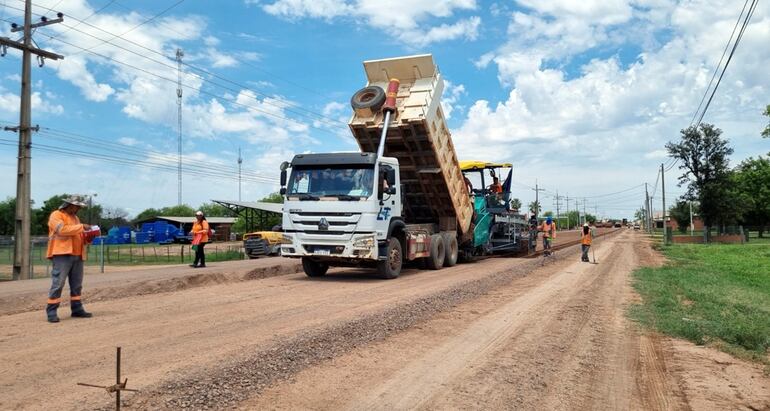 Los trabajos de la “Ruta de la Leche” avanzan con obras de arte (alcantarillado, desagües), movimiento de suelo, paquete estructural, instalación de ripio y varios trabajos más, que ya están cambiando el panorama de la vía.