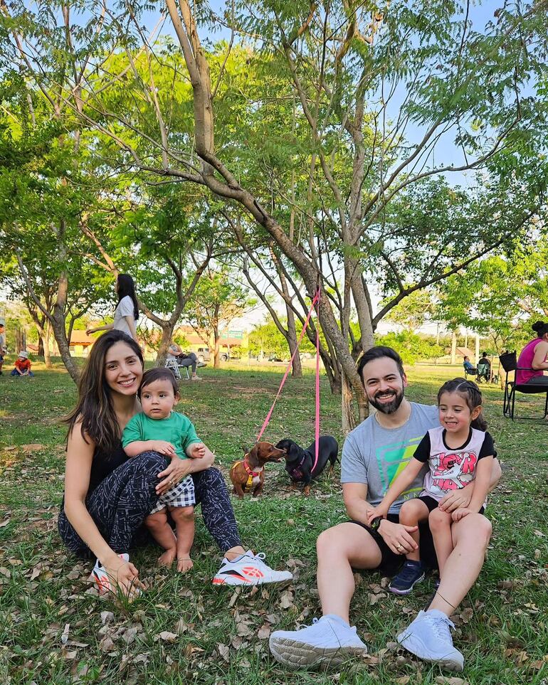 ¡Familia completa! Silvia Romero y David Mussi con sus peques Amín y Zaira, y sus hijas perrunas Danna y Mila. (Instagram/Silvia Romero)