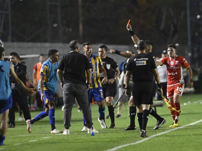 El árbitro Álvaro Giménez expulsa al asistente técnico del Sportivo Luqueño en el partido frente a General Caballero de Juan León Mallorquín por la duodécima fecha del torneo Clausura 2024 del fútbol paraguayo en el estadio Conmebol, en Luque, Paraguay.