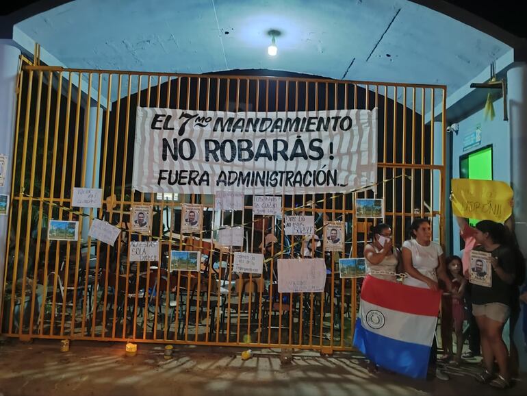 Padres y estudiantes toman escuela en protesta por destitución de directora.