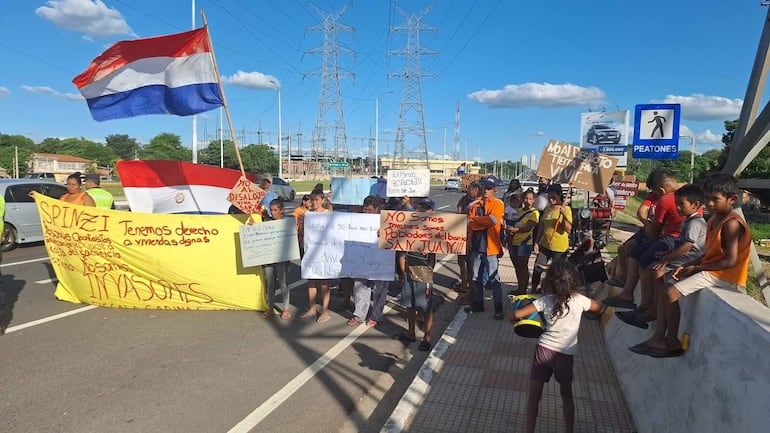 Manifestación de ocupantes de tierras municipales en Cañadón Chaqueño, zona de Costanera Norte ( Archivo).