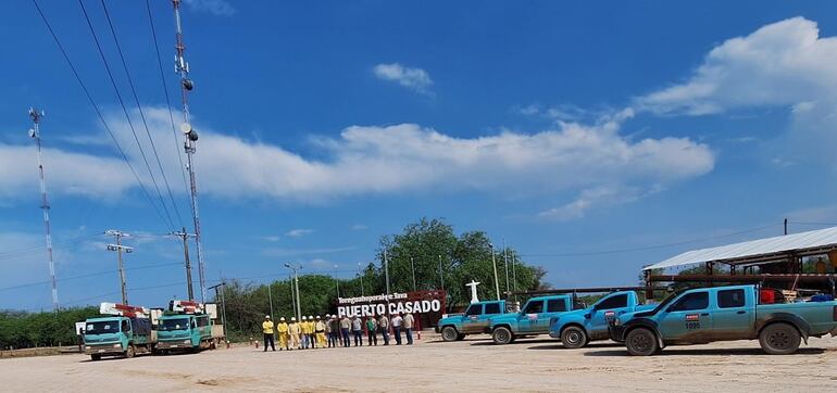 Parte del personal y vehículos de la ANDE que trabajaron por varios días en el Alto Paraguay.