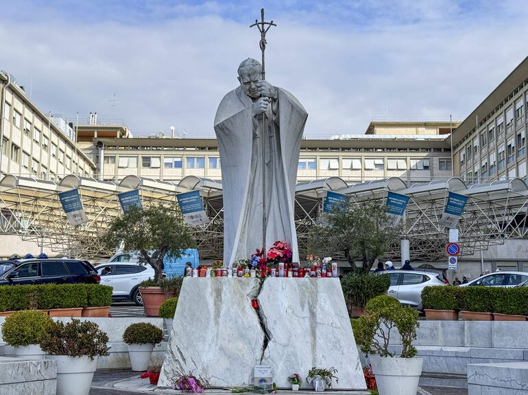 Flores y velas depositadas por feligreses, fotografiadas este jueves en el exterior del Hospital Gemelli de Roma, donde se encuentra hospitalizado desde hace siete días el papa Francisco debido a una infección de las vías respiratorias y una neumonía bilateral.