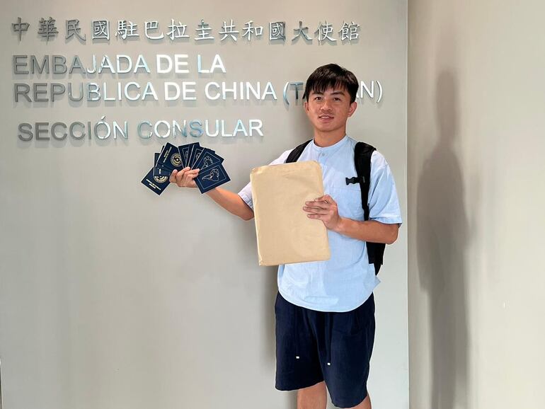 Lin Yu Wei con las visas para los jugadores paraguayos que jugarán en la Liga de Futsal de Taiwán.