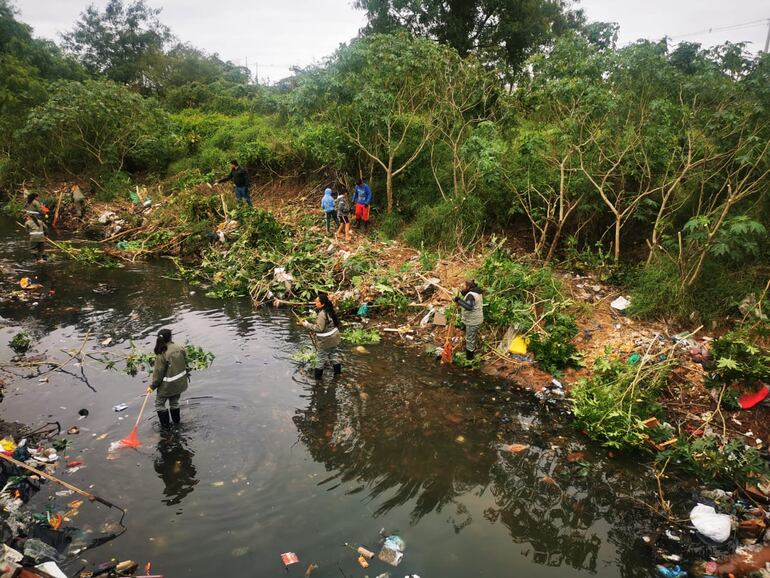 Elias Portillo junto a influencers creadores de contenido y vecinos del Bañado Sur limpiaron el arroyo Mburiká de Asunción ante notificación del MADES.