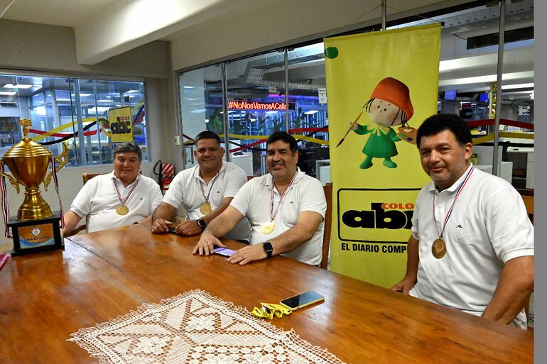 Integrantes del equipo de San Pablo Truco Club (SPTC), filial Villa Florida, José Agustín Pérez, Guillermo Ramón Prieto, Jorge Aníbal Núñez y Porfirio Javier Martínez, en la redacción de ABC.
